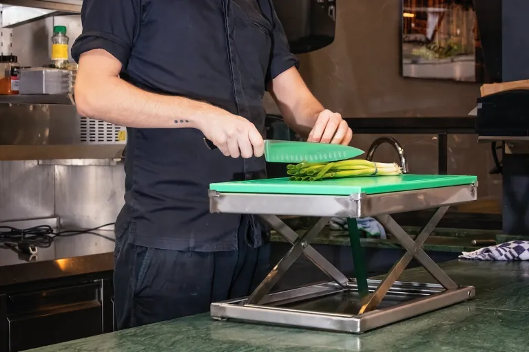 Kok werkt rechtop met de ErgoCutter